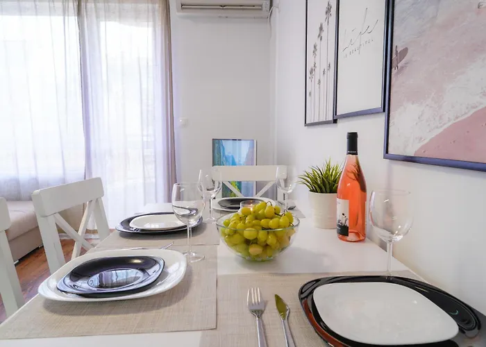 Cosy, Fully Renovated 2bd Near The Cathedral דירה וארנה