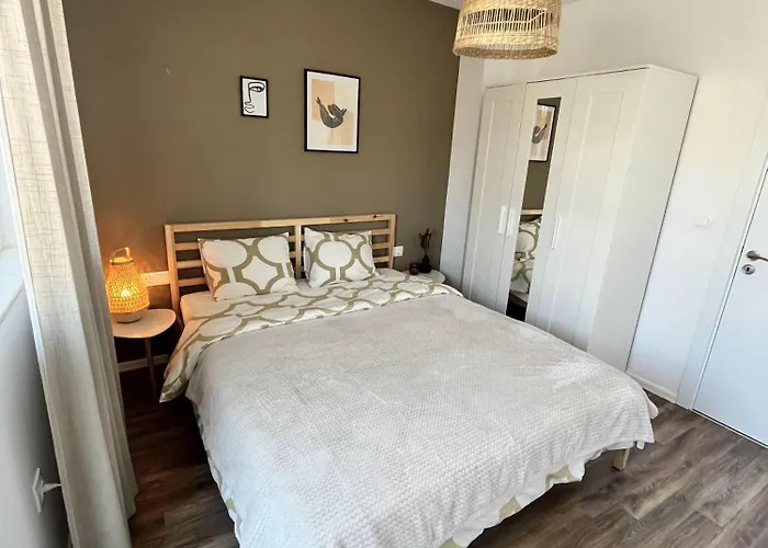 Cosy, Fully Renovated 2bd Near The Cathedral דירה וארנה