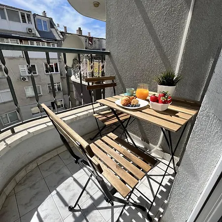 Cosy, Fully Renovated 2bd Near The Cathedral Lägenhet
